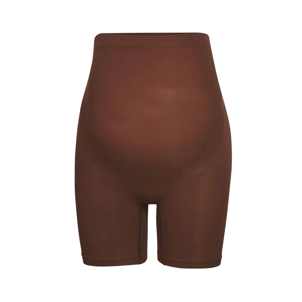 SKIMS Pantaloncini modellanti premaman a metà coscia in marrone cacao